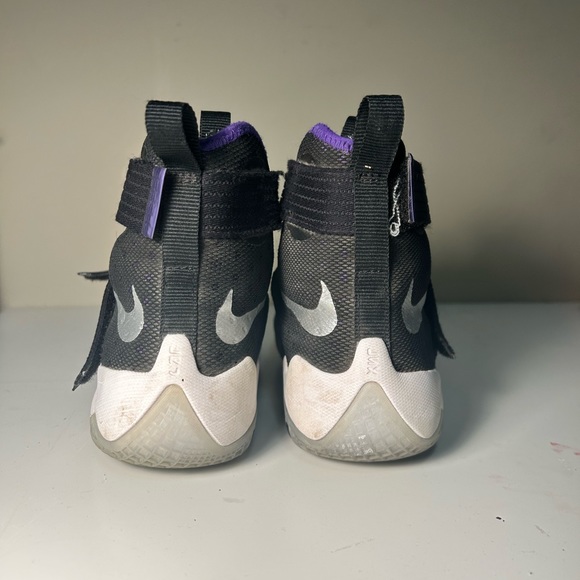 Nike Lebron Soldier basketball shoes - Picture 5 of 7